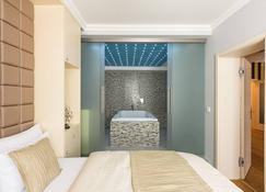 Wellness Hotel Republika 24 Apartments - Pilsen - Bedroom