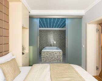 Wellness Hotel Republika 24 Apartments - Pilsen - Bedroom