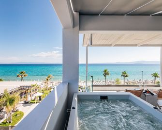 Blue Carpet Luxury Suites - Pefkochori