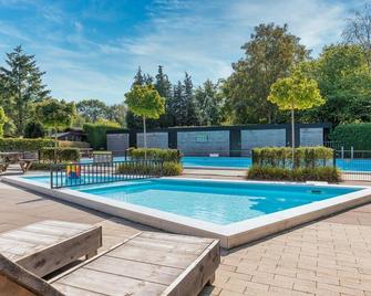 This Tiny Lodge (48 m²) is suited for 2 to 3 people (2 adults and 1 child), equipped with a garden and terrace. - Harderwijk - Pool