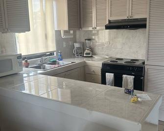 Damiana Suite is located between downtown San José del Cabo and the beach! - San José del Cabo - Kitchen