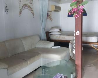 Chalong beach bungalow - Chalong - Living room