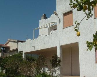 Villa 700 Meters From The Sea With Private Parking, Air Conditioning And Wi-Fi - Catanzaro - Building
