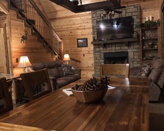 Rowdy Beaver Cabin~Fishing~Pool Table~Horseshoes~XBox~Hot Tub~Gas Grill~Fire pit - Broken Bow - Living room
