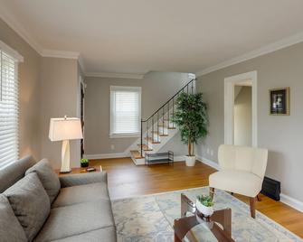 Chic Home w/ Deck, Walk to Lake Erie! - Avon Lake - Living room