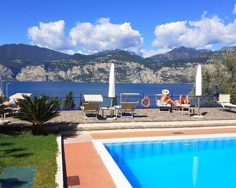 Hotel Capri - Malcesine - Pool