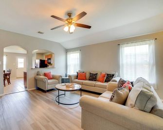 Quiet Suburban Home With Private Yard In - Seagoville - Sala de estar