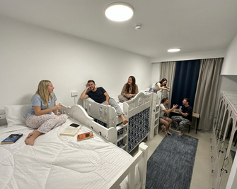 Bella Hostel - Luxury Bed Spaces - Garhoud - Habitación