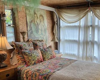 Just 2 miles from Sonoma's Plaza and 2 blocks from the Fairmont - Sonoma