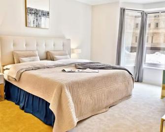 Cozy 3-bedroom apt in downtown Norfolk w/patio. - Norfolk - Bedroom