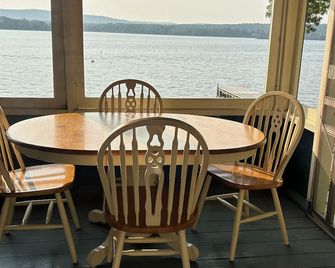 Charming water-front cottage & guest house comfortably sleeps 8 with WiFi, AC - Saint Albans - Balcony
