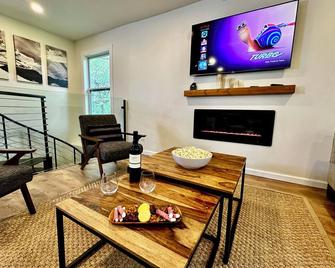 Your Home Away From Home w/ Game Room and Hot Tub - Long Pond - Sala de estar