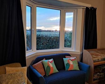 Discover charm, relaxation and great views from different spaces - Foxton Beach - Living room
