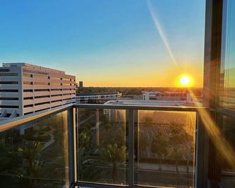 Modern High Rise - 2br 2ba, Pool, Gym, And Amazing Sunset Views! - Santa Ana