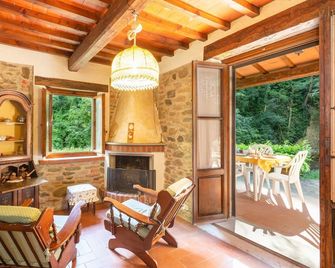 Country House / Farm House in Molezzano with 2 bedrooms sleeps 4 - Gattaia - Sala de estar