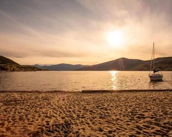 Top Floor on Okanagan Lake with AC & Heated Pool - Vernon - Strand