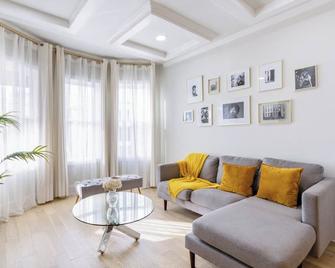 Modern Jersey City Getaway - Art & Family Fun! - Jersey City - Living room