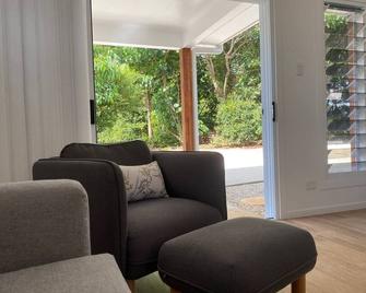 Fantastic views, comfortable beds. Close to Banya Bathhouse Spa & Crystal Castle - Mullumbimby - Living room