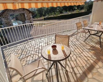 Gîte Piscine Cantal Lot. Charme/confort/loisirs. Corps Ferme Clos & Privatif - Maurs - Balkon