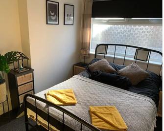 Cosy Wirral home near Liverpool with Free Parking! - Birkenhead - Bedroom
