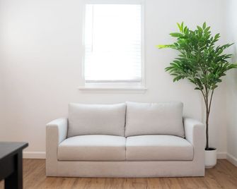 Charming 1 bedroom Cottage in West Palm Beach - West Palm Beach - Living room