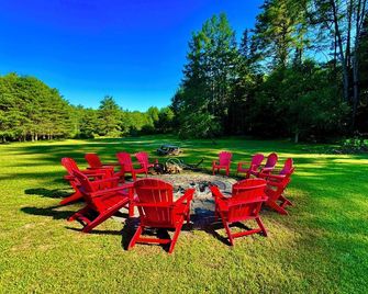 Fireside Cabin, Pool & AC, Wonderful Cozy Adirondack Cabin steps from Loon Lake. - Chestertown - Innenhof