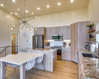 Newly Built, Modern Alton Cabin on 4 Acres! - Alton - Cocina