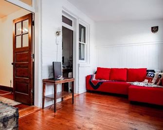 The E St Retreat Lovely 3-Br Nestled Between H St & Eastern Market - واشنطن د.ك. - غرفة معيشة