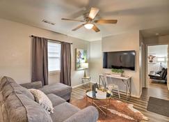 Stylish and Family-Friendly West Plains Home! - West Plains - Living room