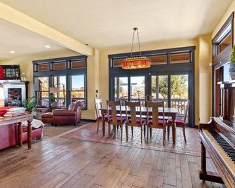 Wine Country Vineyard Farmhouse - Templeton - Dining room