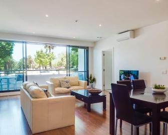 Waterfront (Yarra St) by Gold Star Stays - Geelong - Living room