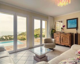 Villa in Hyères near Beach & Pool - Hyères - Living room