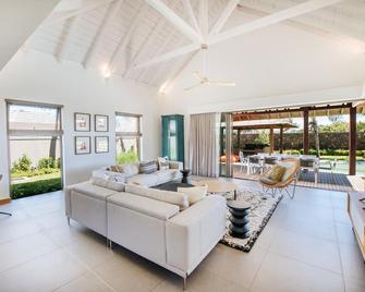 Mythic Suites & Villas by MJ Holidays - Grand Gaube - Pokój dzienny