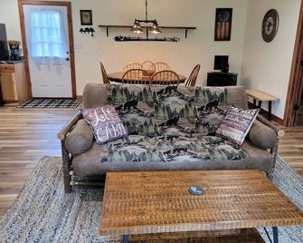 Beautiful Remodeled Cozy Cabin in the Forest - Cadillac - Living room