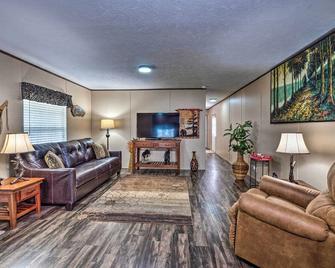 Boating Mecca: Near Dale Hollow Lake & Golf! - Burkesville - Living room