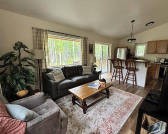 Reed Lake Northstar Cabin - Wasilla - Living room