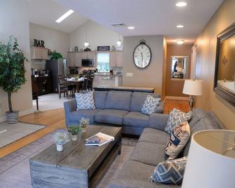 A Lakefront Sunrise retreat for Couples or Families - East Hampton - Living room