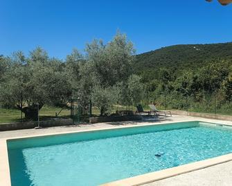 Gîte 'Le Noyer', Le Mas Des Charrettes - Crestet - Pool