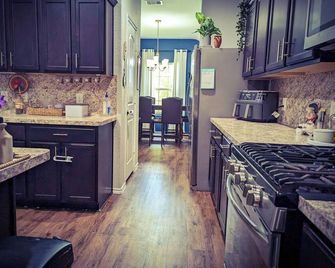Experience Comfort and Convenience in our Spacious and Cozy home. - Channelview - Keuken