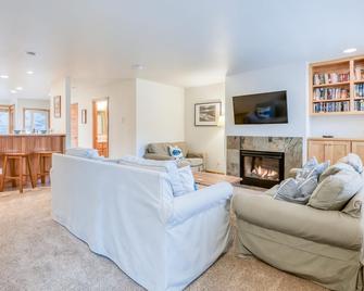 Beach Break - Pacific City - Living room