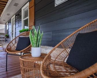 The Porch- A cozy stay just 5 mi to BU/Magnolia/Downtown - Robinson - Patio