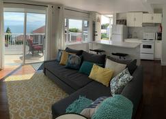 Ocean view quiet modern and cozy. Close to the beach. - White Rock - Sala de estar