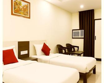 Goroomgo Shiva Inn Near Har Ki Pauri Haridwar - Haridwar - Bedroom