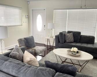 Ft Lauderdale Getaway Heated Pool Sleeps 6-8 - Fort Lauderdale - Wohnzimmer