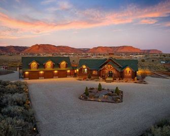 Luxury Cabin: Hot Tub, Firepit, Pickleball, Views! - Kanab - Building