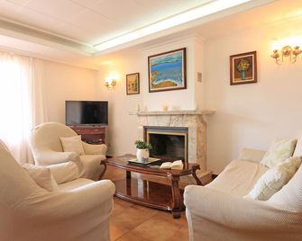 Quiet residential area, beach 300m, pool, rustic kitchen, ideal for families - Sa Coma - Living room