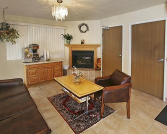 Americas Best Value Inn Sundowner Motel - Winter Park - Living room