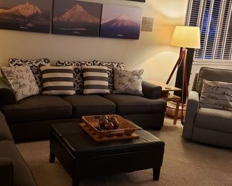 Russ And Mary's Mountain High Bungalow (Includes 6 Guest Passes) - Redmond - Sala de estar