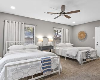Coastal Modern Vibe with 4 bedrooms ~ Sleeps 10 ~ Minutes from I-10 & Mobile Bay - Daphne - Bedroom