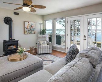 Lakefront House with Boat Dock, BBQ in Peaceful Flint - Coffee City - Sala de estar